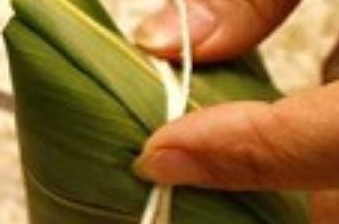 包粽子步骤50字,包粽子的步骤6步文字图9