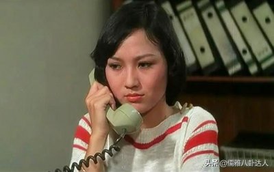 ​1976年，22岁的赵雅芝，出演了她的第一部电影《半斤八两》