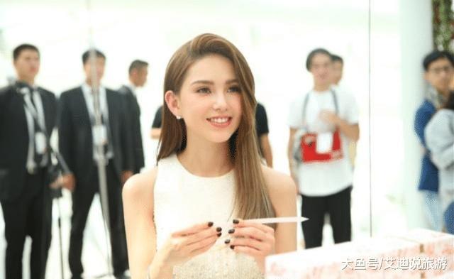 昆凌带周杰伦回娘家，“男友力”抢镜，单手揽老公霸气十足！