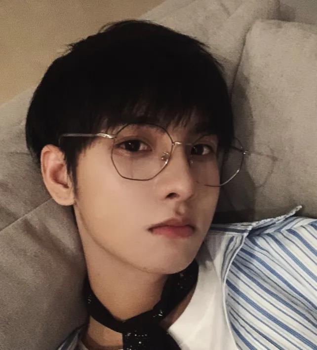 有种“漫画脸”叫郑繁星，随随便便用前置拍照就帅成“国民男友”