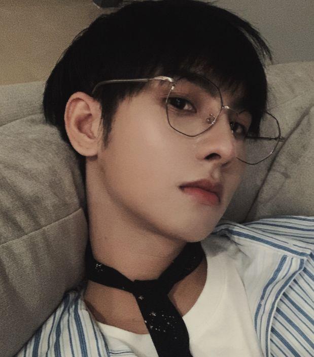 有种“漫画脸”叫郑繁星，随随便便用前置拍照就帅成“国民男友”