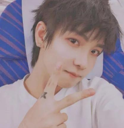 有种“漫画脸”叫郑繁星，随随便便用前置拍照就帅成“国民男友”