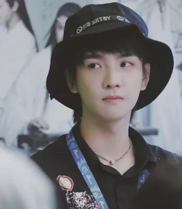 有种“漫画脸”叫郑繁星，随随便便用前置拍照就帅成“国民男友”