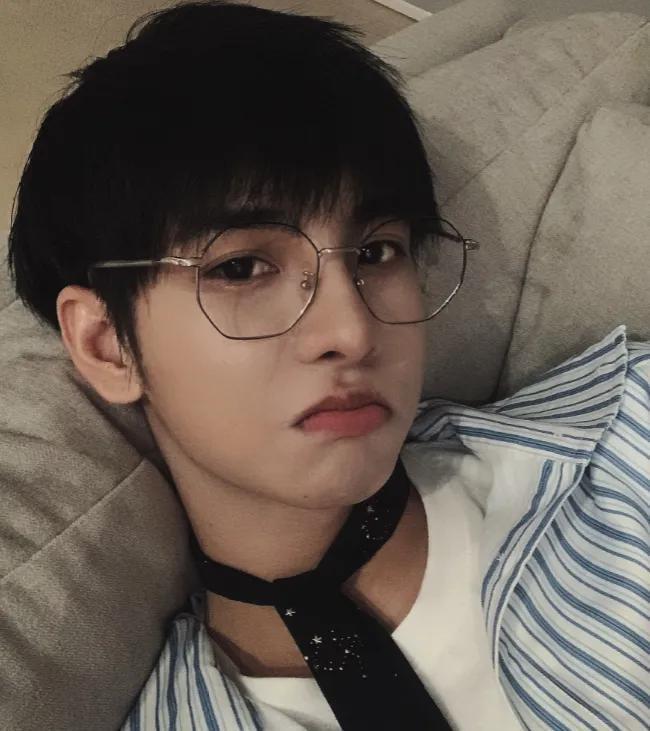 有种“漫画脸”叫郑繁星，随随便便用前置拍照就帅成“国民男友”