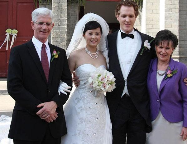 袁立再婚，嫁给小11岁的男朋友，为何圈内无人祝福？