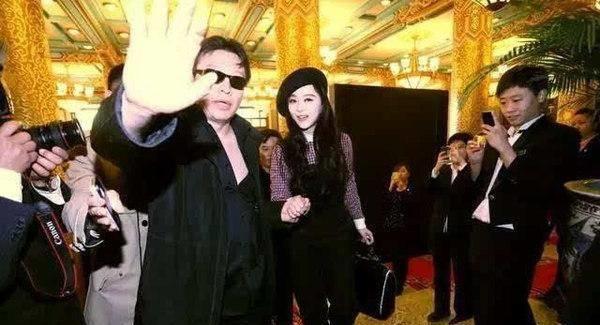 身家五十亿，连出门都搂范冰冰，李晨敢怒不敢言