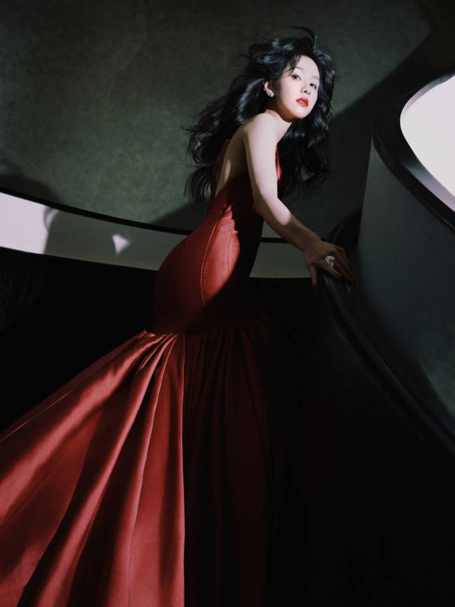 陈都灵一袭复古红裙摇曳生姿 性感美艳变港风美女