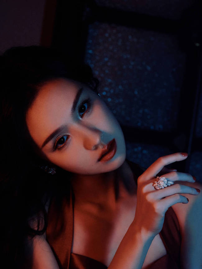 陈都灵一袭复古红裙摇曳生姿 性感美艳变港风美女