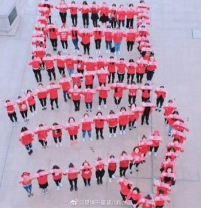 ​易烊千玺1128生日快到了，全国各地粉丝告诉你什么叫红海！