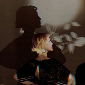 ​电影脸名不虚传！周迅金色短发轻盈又空灵，仿佛回到了电影苏州河