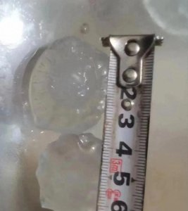 ​温州下起超大冰雹，行人汽车遭不住