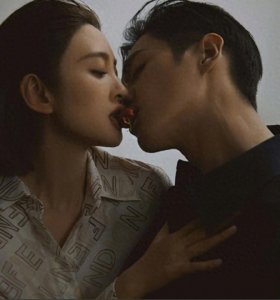 ​张若昀唐艺昕真夫妻杂志亲吻秀恩爱！亲密动作尺度大 引网友惊叹