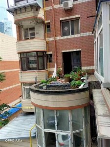 ​邻居将窗改门搭阳台，住户隐私受损！楼房私改问题引发纠纷