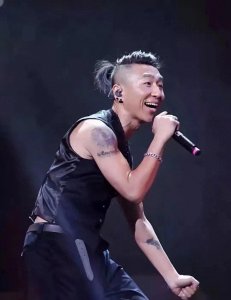 ​陈羽凡罕见带17岁儿子现身！元宝扎小辫身高超1米8，个性十足