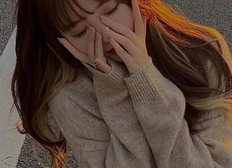 一个女孩对事物充满好奇心