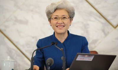 ​“最美外交官”傅莹：69岁风姿依旧，满头白发下有藏不住的优雅