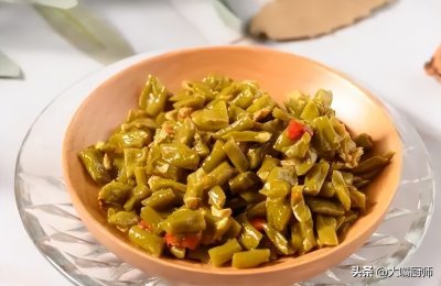 ​腌酸豆角，别只会加盐和水，母亲教我3招，金黄酸香爽脆，不发霉