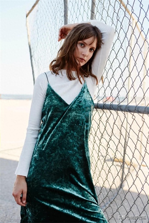 今秋的”丝绒裙“太高级，想要优雅大方不老气，秋冬就得这么穿