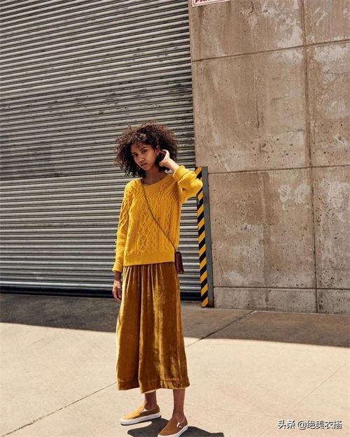 今秋的”丝绒裙“太高级，想要优雅大方不老气，秋冬就得这么穿