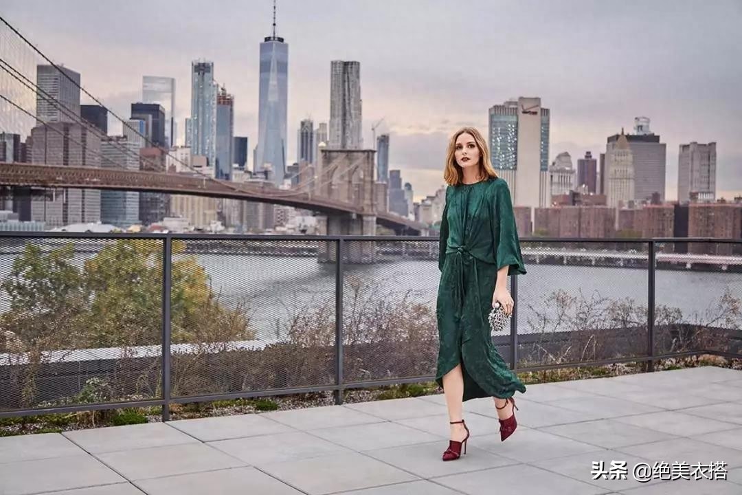 今秋的”丝绒裙“太高级，想要优雅大方不老气，秋冬就得这么穿