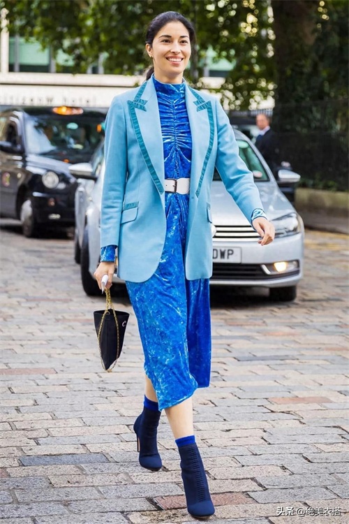 今秋的”丝绒裙“太高级，想要优雅大方不老气，秋冬就得这么穿