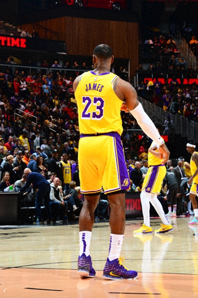 詹姆斯湖人时期精彩壁纸