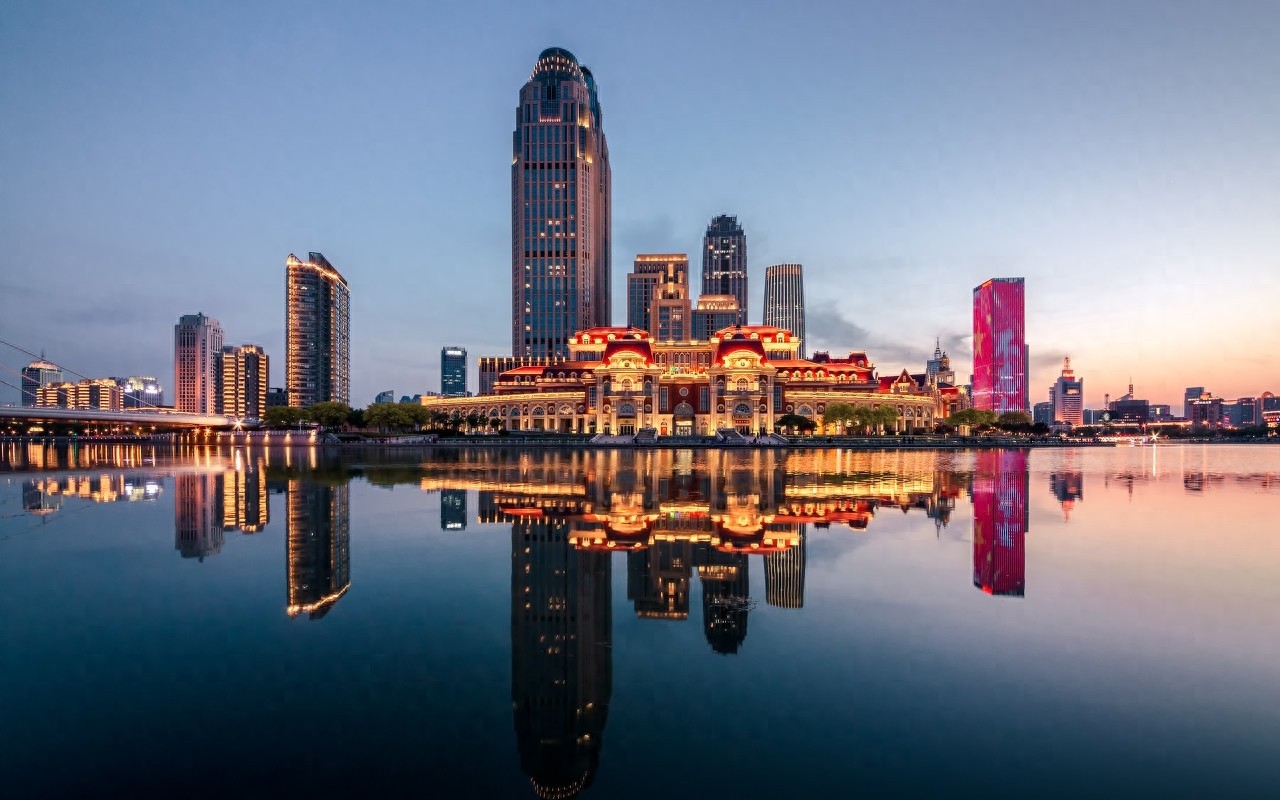 津湾广场：位于天津市和平区的一处海河河湾南岸