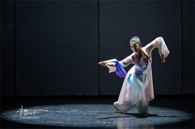 ​青年舞蹈家王亚彬作品《扇舞丹青》