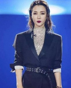 ​一种温柔叫做阿朵，曾性感到杂志卖脱销，如今40岁乘风破浪