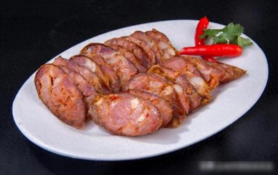 ​灌香肠，10斤肉放多少盐合适？牢记一个比例，咸香入味，久放不坏