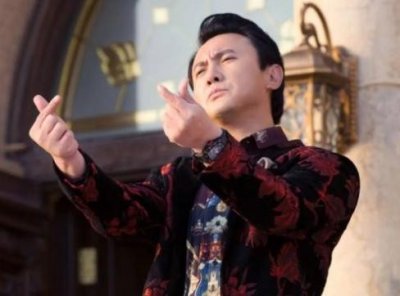 《西虹市首富》女主夏竹,曾被嘲颜值一般,摘下眼镜后美到认不出