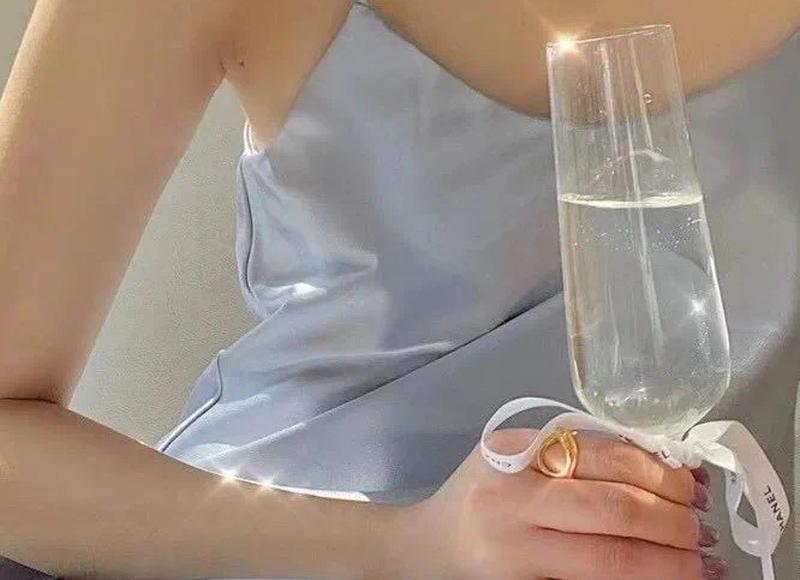 女子拿着行李想要离家出走,儿子抱着她的腿不撒手:不要丢下我 女子拿着行李想要离家出走,儿子抱着她的腿不撒手:不要丢下我