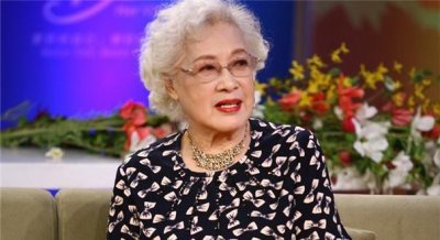 ​96岁秦怡近照，照顾瘫痪丈夫二十余年，如今满头白发却为戏染发！