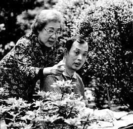 96岁秦怡近照，照顾瘫痪丈夫二十余年，如今满头白发却为戏染发！