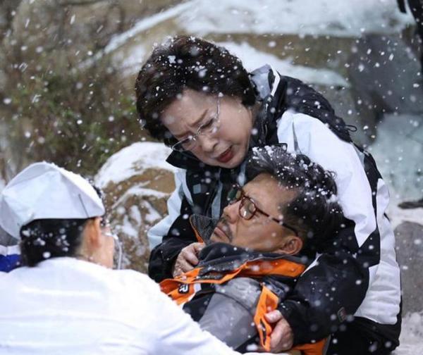 96岁秦怡近照，照顾瘫痪丈夫二十余年，如今满头白发却为戏染发！