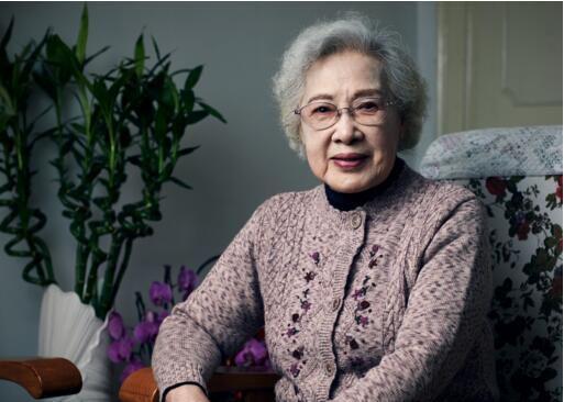 96岁秦怡近照，照顾瘫痪丈夫二十余年，如今满头白发却为戏染发！