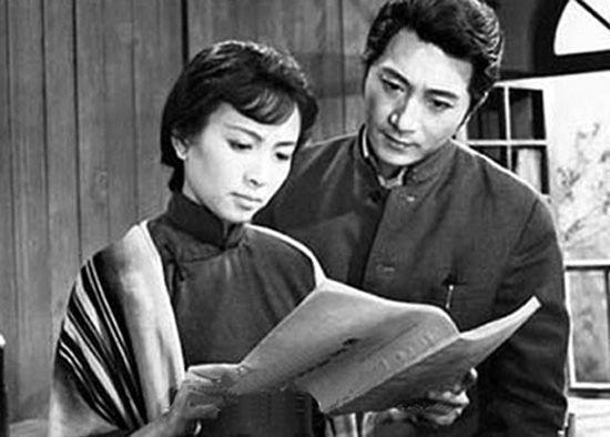 96岁秦怡近照，照顾瘫痪丈夫二十余年，如今满头白发却为戏染发！