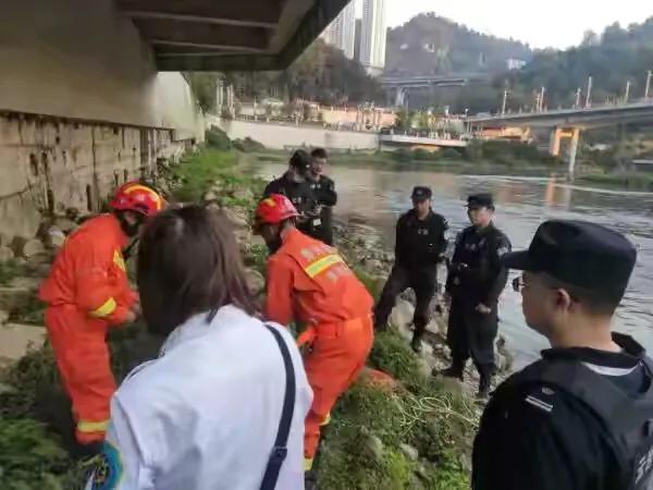 周海媚说年轻时很多人追（女子因催婚跳河）(1)