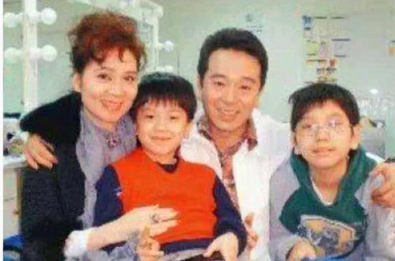 张晨光前妻是岳翎（64岁被骂哭深扒张晨光的过往）