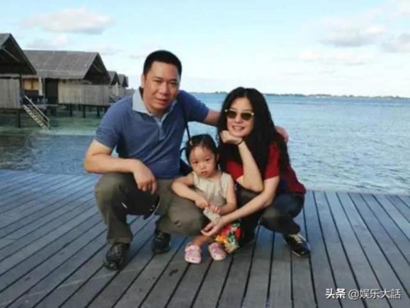 赵薇黄有龙结婚照（为何转身嫁给其貌不扬的黄有龙）(13)