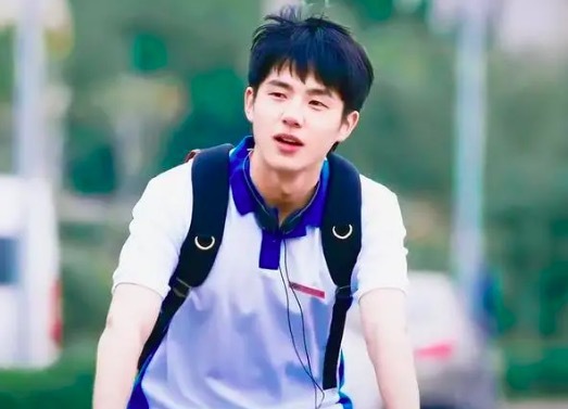 内娱又有新孩子了！曝大热青春剧男主隐婚生子 