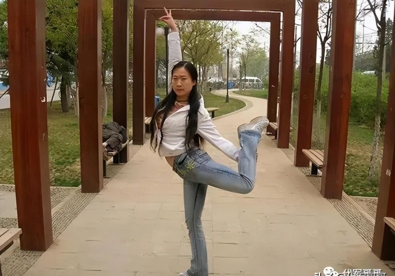 芙蓉姐姐近照(网红鼻祖芙蓉姐姐最近的照片）