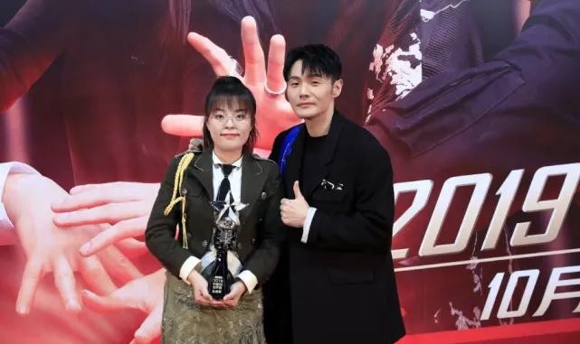 芙蓉姐姐近照(网红鼻祖芙蓉姐姐最近的照片）