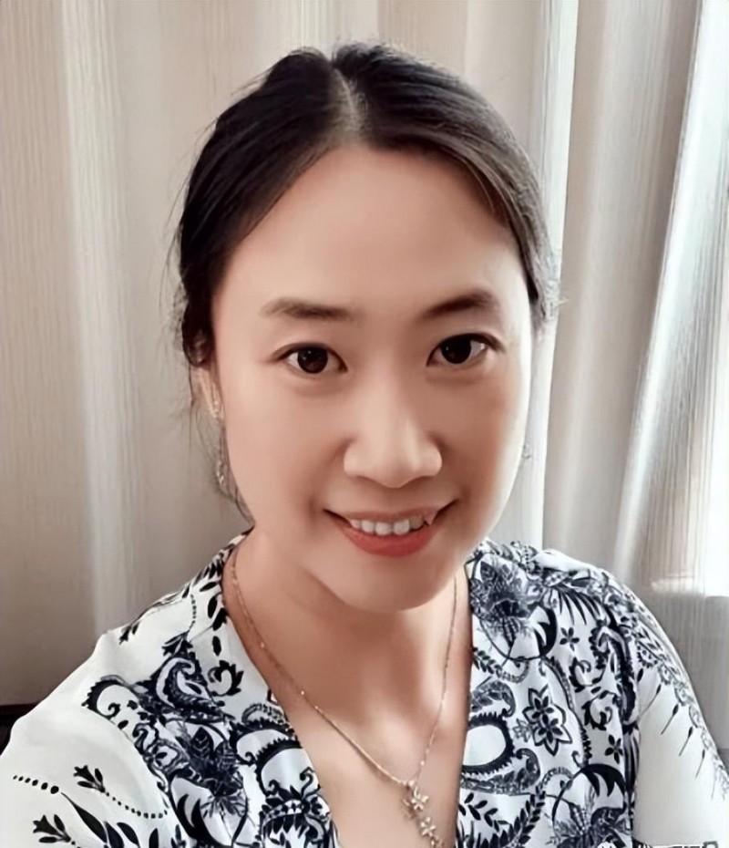 芙蓉姐姐近照(网红鼻祖芙蓉姐姐最近的照片）