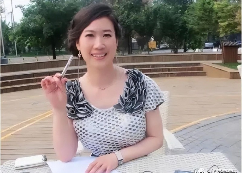 芙蓉姐姐近照(网红鼻祖芙蓉姐姐最近的照片）