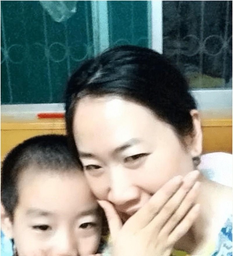 芙蓉姐姐近照(网红鼻祖芙蓉姐姐最近的照片）