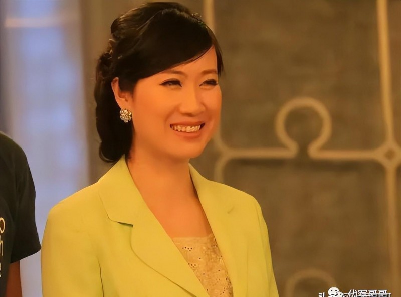 芙蓉姐姐近照(网红鼻祖芙蓉姐姐最近的照片）