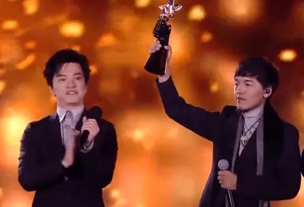 芙蓉姐姐近照(网红鼻祖芙蓉姐姐最近的照片）