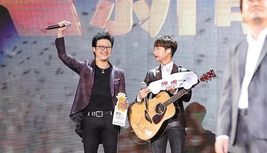 芙蓉姐姐近照(网红鼻祖芙蓉姐姐最近的照片）