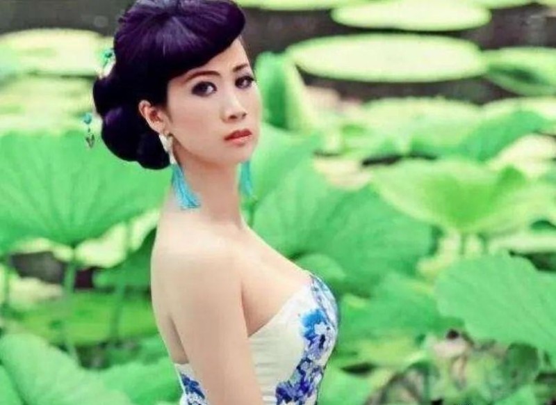 芙蓉姐姐近照(网红鼻祖芙蓉姐姐最近的照片）